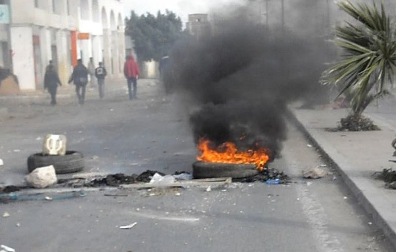 Túnez libera a los detenidos por los disturbios y destituye al ministro del Interior