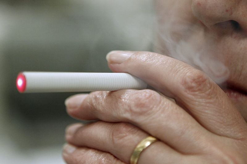 Las ventas de cigarrillos electrónicos se disparan mientras los médicos ven "dudosa" su eficacia