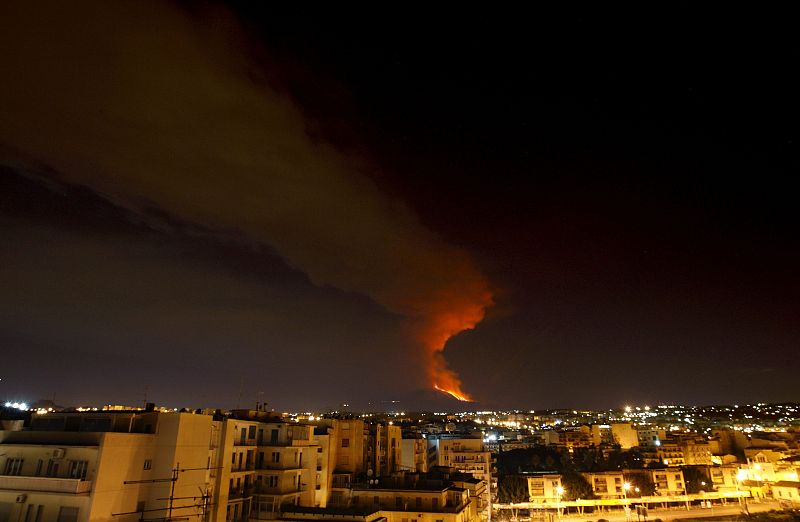 El volcán italiano Etna entra en erupción y deja un espectacular río de lava