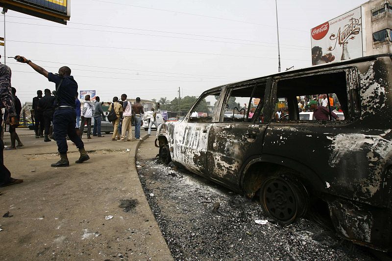 Las fuerzas de Gbagbo aumentan la presión sobre la ONU al incendiar sus vehículos