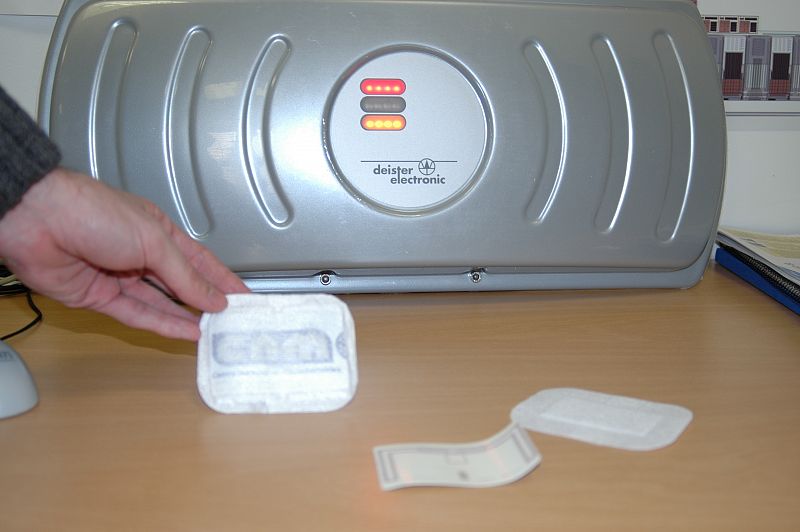 Una tirita electrónica para monitorear a los enfermos de los hospitales con un microchip