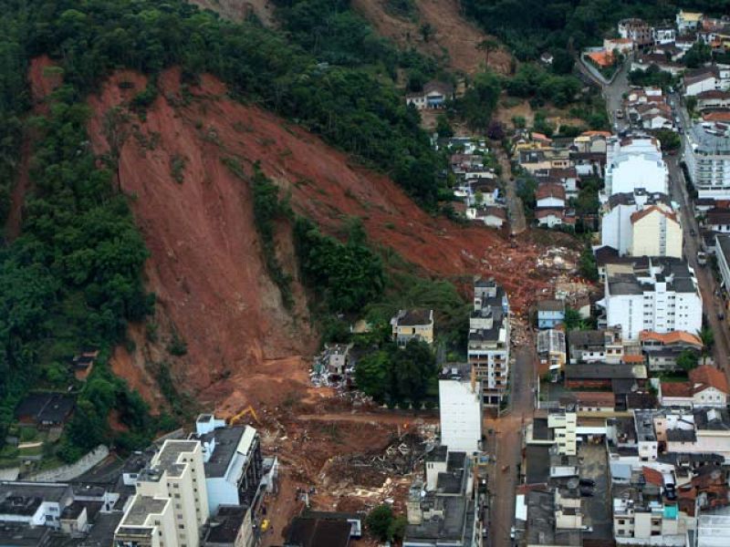 Rousseff califica de "dramática" la situación en la zona de Brasil afectada por lluvias