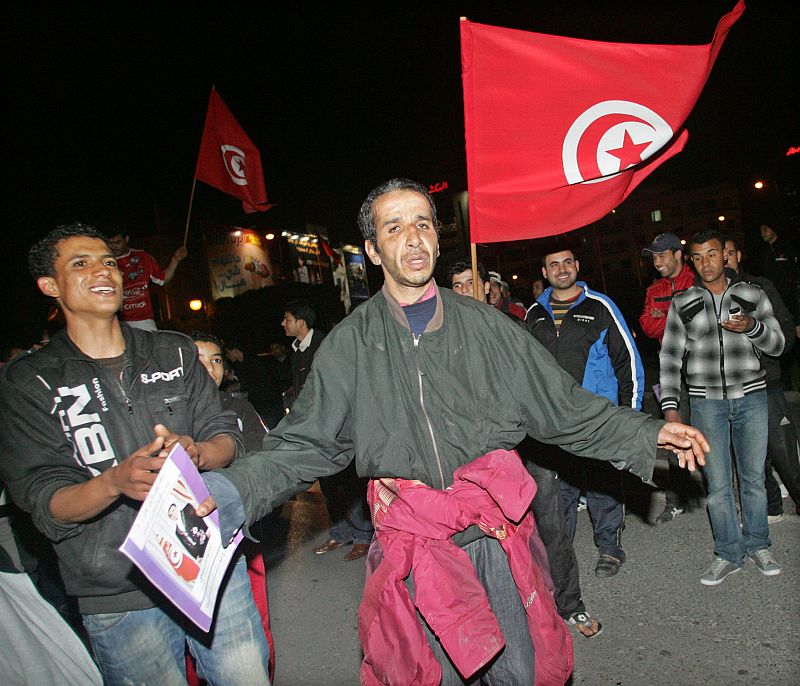 Cientro de tunecinos celebran en las calles del anuncio de la retirada de su presidente