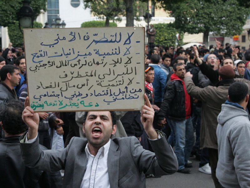 La Policía carga contra los miles de tunecinos que piden "¡elecciones anticipadas ya!"