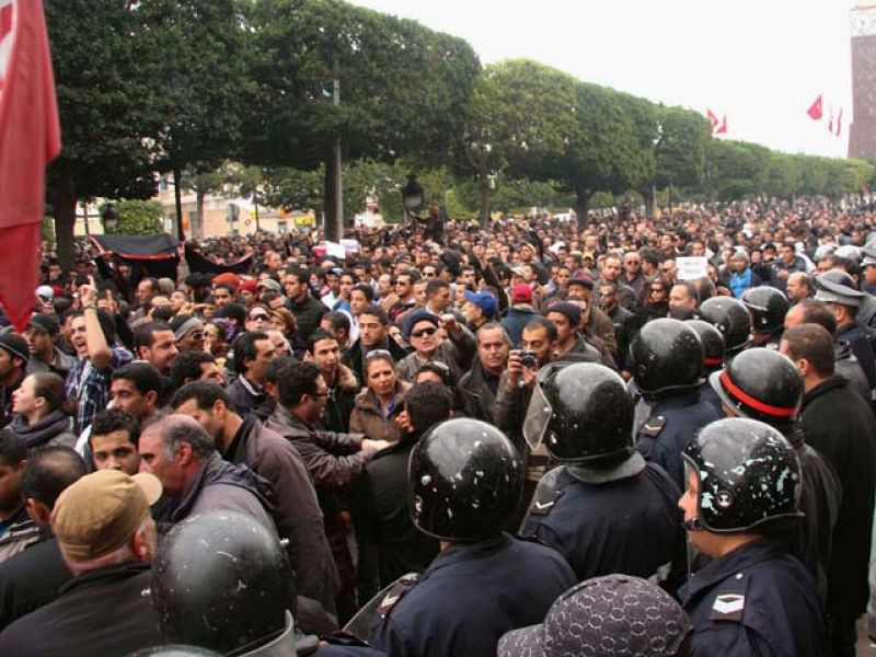 El Gobierno no evacuará a los españoles de Túnez y pide que respeten el toque de queda