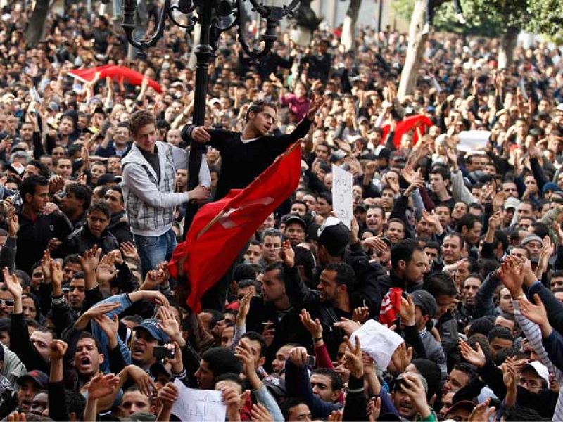Las protestas acaban con 23 años de poder de Ben Alí en un Túnez en estado de excepción