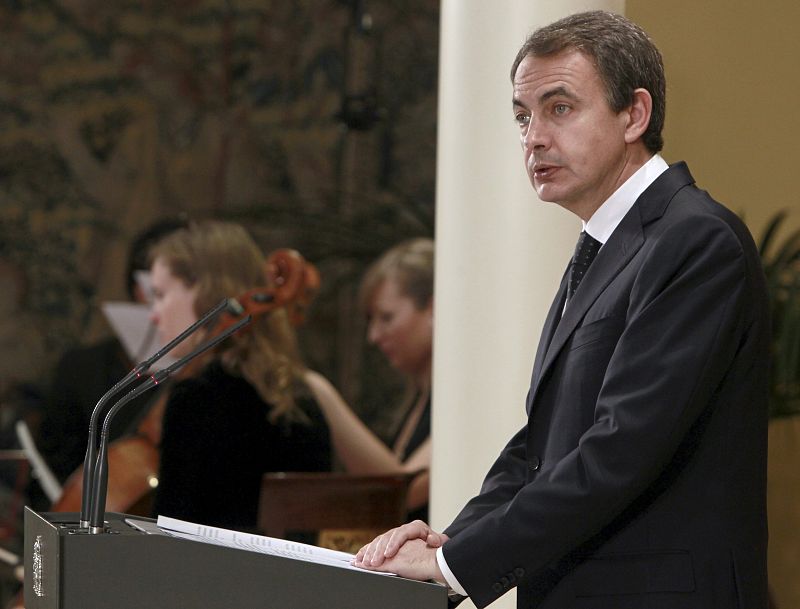 Zapatero reitera su confianza en el capital privado para fortalecer el sistema financiero de los bancos