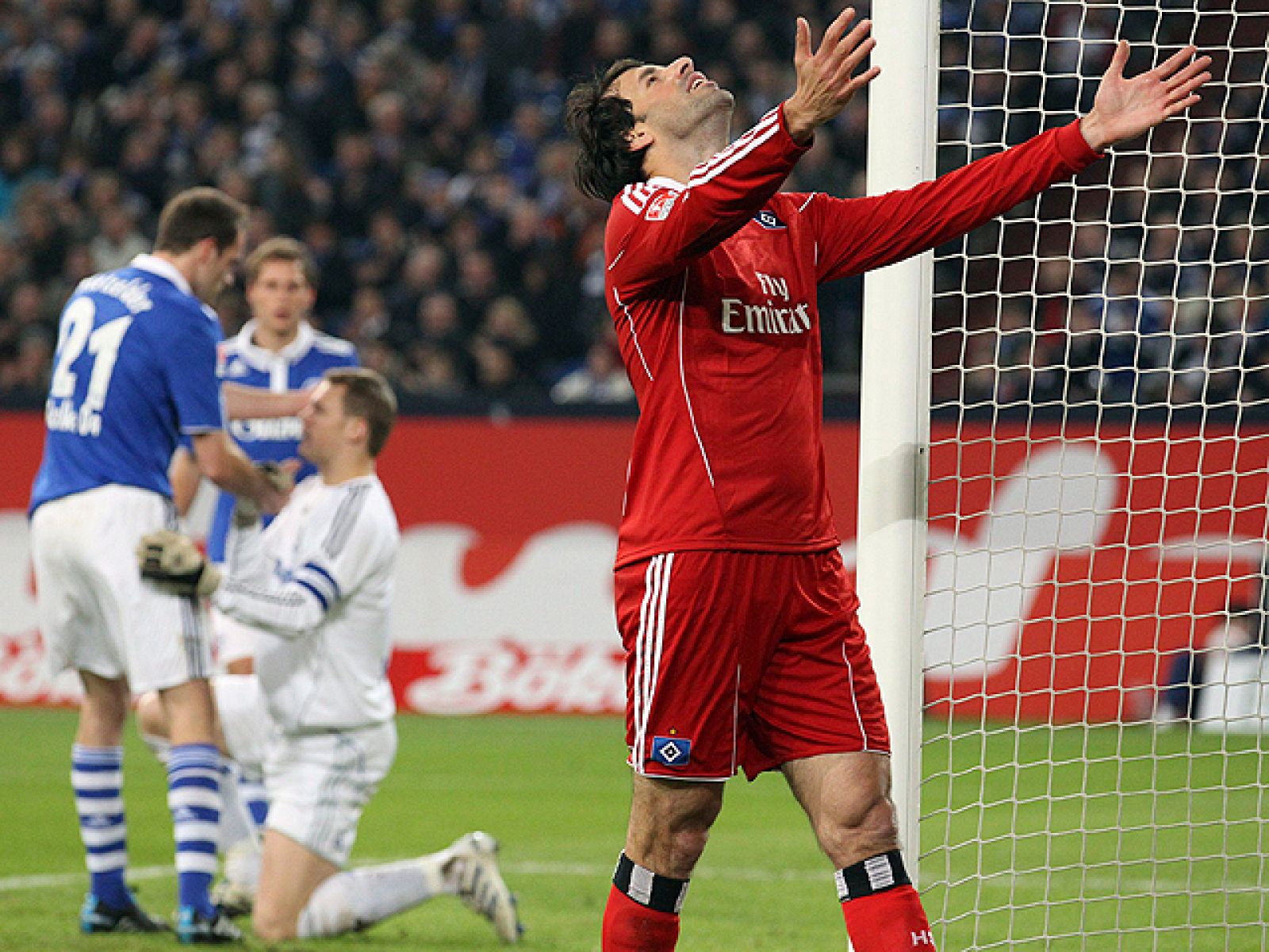 El holandés Ruud van Nistelrooy, ajeno a los rumores que le  colocan de nuevo en el Real Madrid, sigue haciendo lo que mejor sabe,  marcar goles, y este sábado dio una muestra más de por qué Mourinho  le recibiría con los brazos abiertos al anotar el