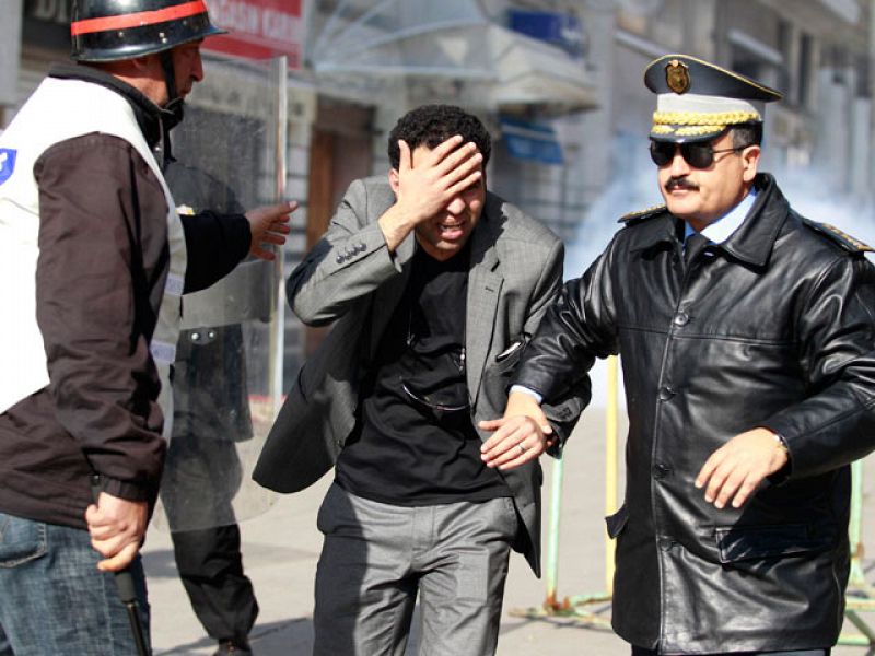 La Policía tunecina carga contra manifestantes que piden la exclusión de los aliados de Ben Alí