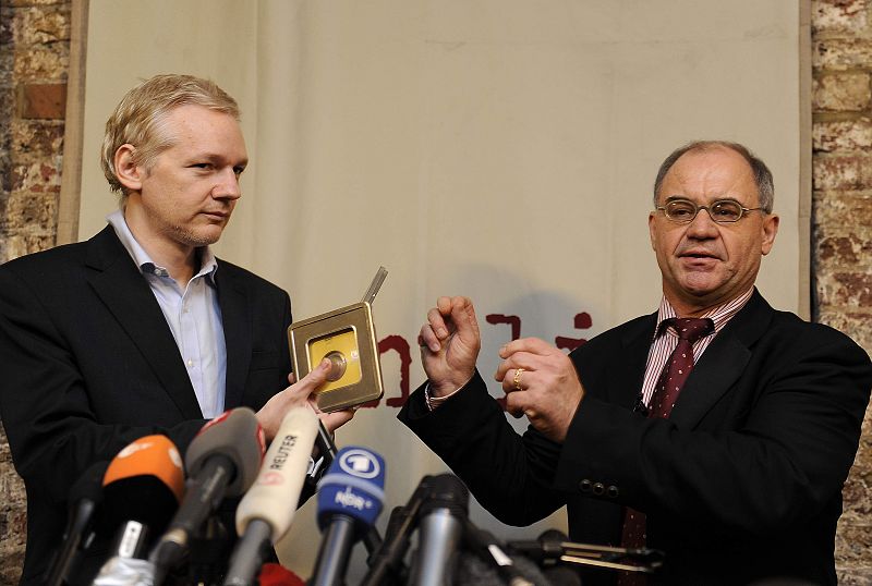 Un ex banquero suizo facilita información a Wikileaks sobre 2.000 clientes evasores