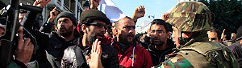 El presidente y el primer ministro tunecino dejan el partido de Ben Alí para salvar al Gobierno