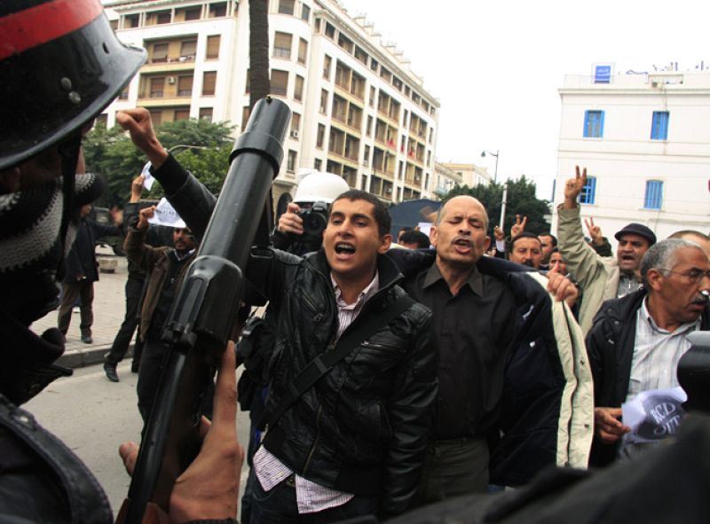 Miles de tunecinos se manifestan contra el Gobierno con el beneplácito de la Policía