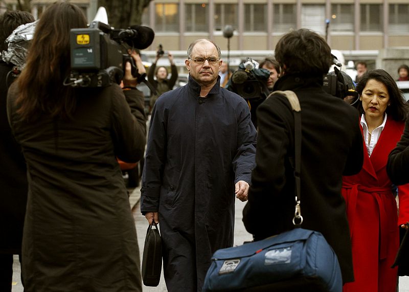 Detienen al exbanquero informador de Wikileaks por violar la ley suiza de secretos bancarios