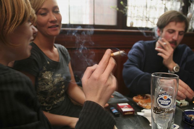 Sanidad vigila la creación de clubes de fumadores para que no esquiven la Ley Antitabaco