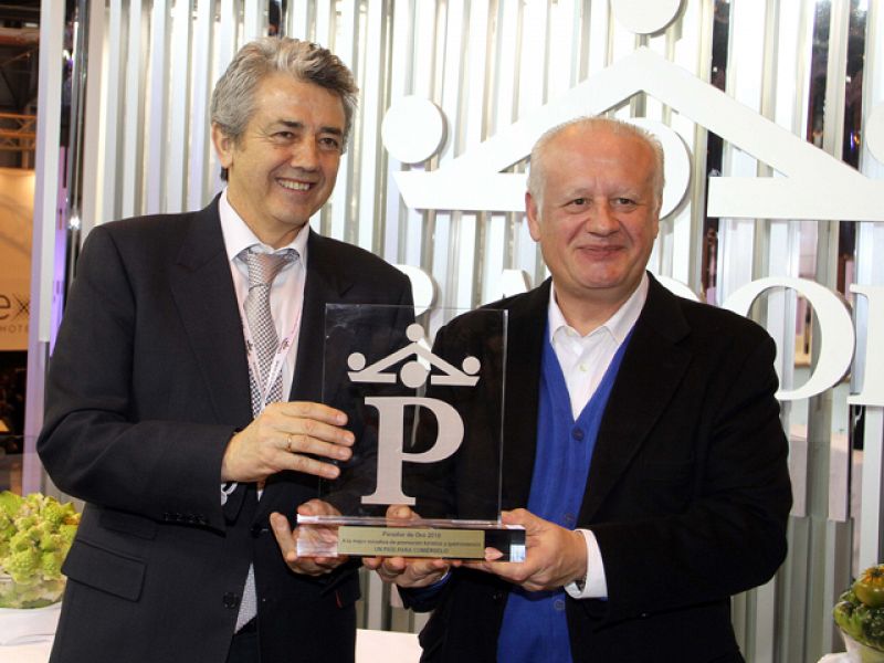 Juan Echanove recoge en FITUR el primer premio Parador de Oro concedido a 'Un país para comérselo' de TVE