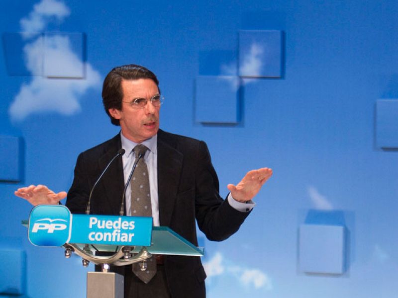 Aznar: "No estamos para la broma del pinganillo y de si Zapatero se va; ya debería haberse ido"