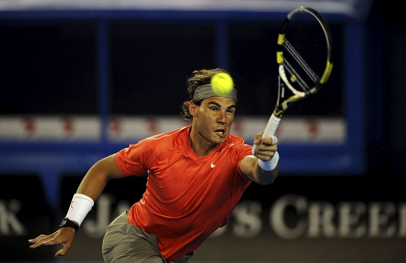 Nadal no da un respiro a Tomic y sigue su rumbo en Australia