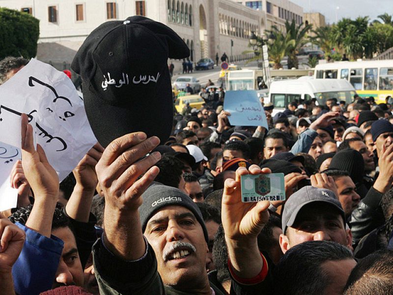Policías se unen a civiles en las manifestaciones en el centro de Túnez