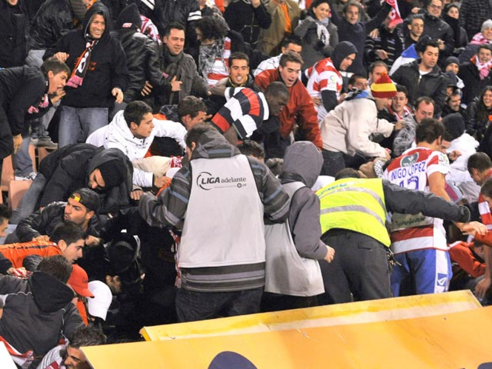 Cinco personas resultaron heridas por una avalancha en la celebración del segundo gol del Granada