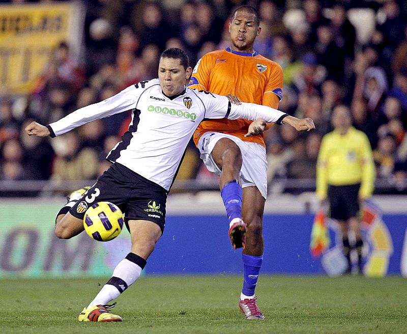 El Valencia remonta ante un buen Málaga que jugó con nueve