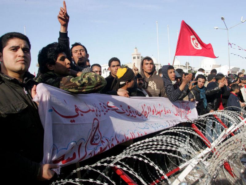 Cientos de manifestantes piden la salida de los ministros del antiguo régimen en Túnez