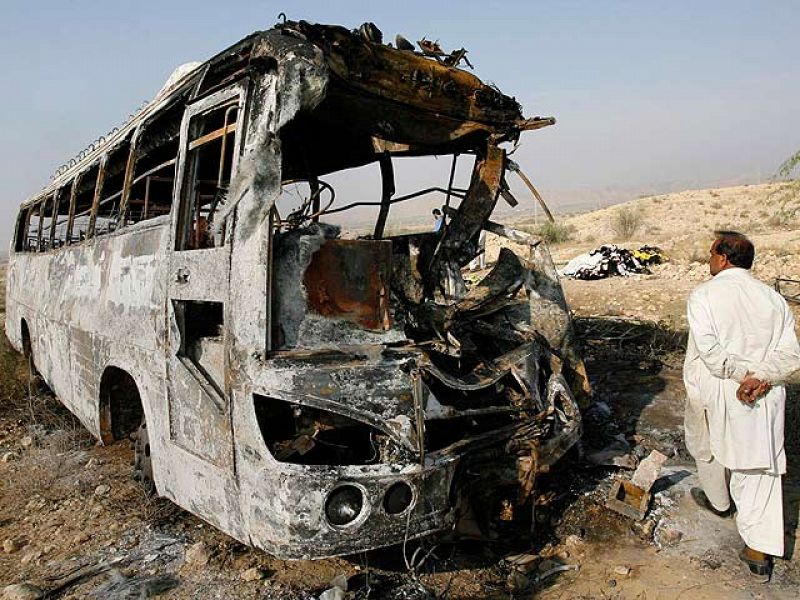 32 muertos en la colisión de un autobús y un camión en Pakistán