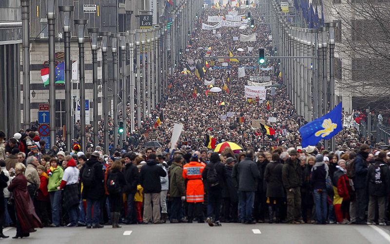 Miles de belgas protestan por la ausencia de Gobierno