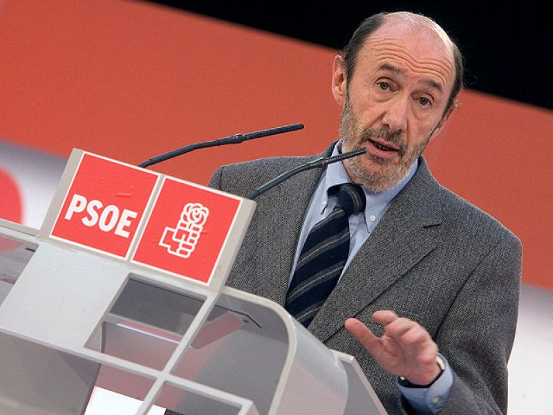 Rubalcaba pide que PSOE no se arrugue porque PP sólo ganara si ellos desisten