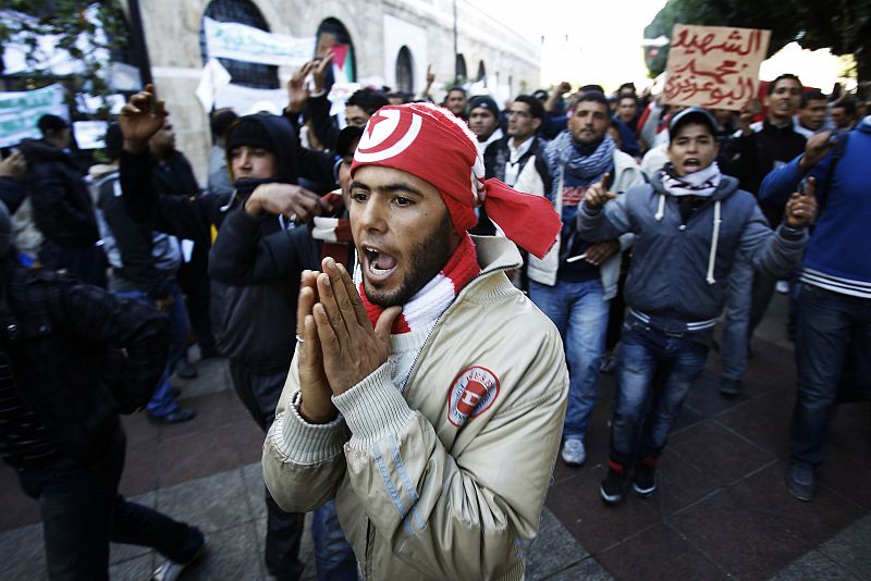 Se recrudecen los enfrentamientos entre los tunecinos y la policía antidisturbios