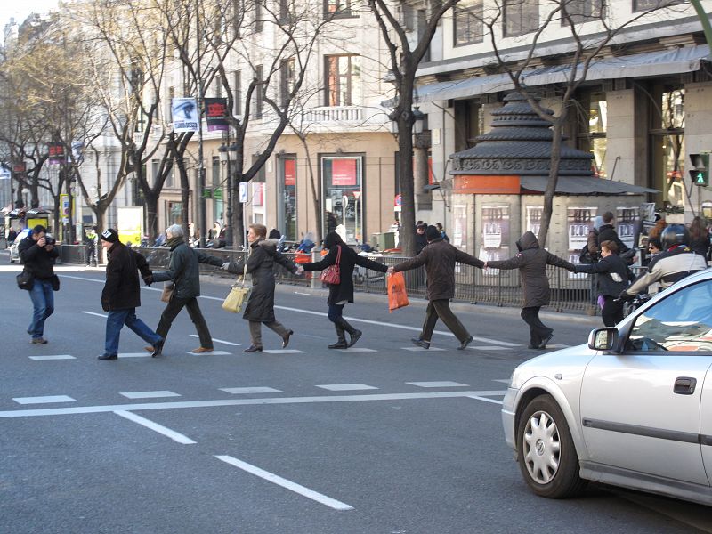 Una cadena de parados marcha hasta Moncloa para reivindicar medidas inmediatas contra el paro