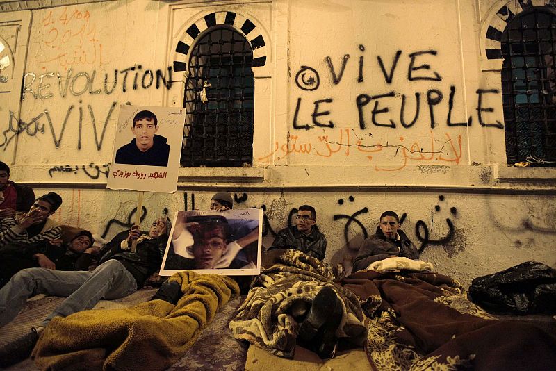 Miles de manifestantes desafían el toque de queda ante el Palacio de Gobierno en Túnez