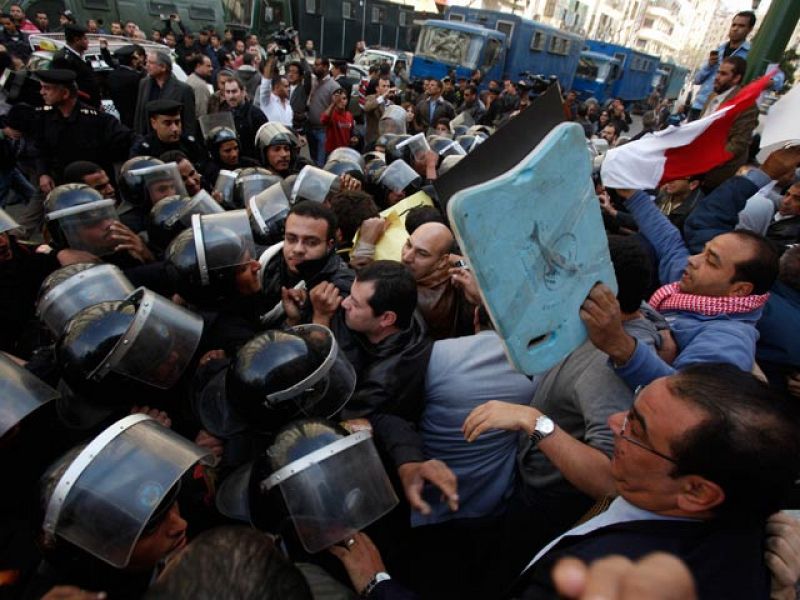 Al menos tres muertos en la mayor protesta contra el egipcio Mubarak en 30 años