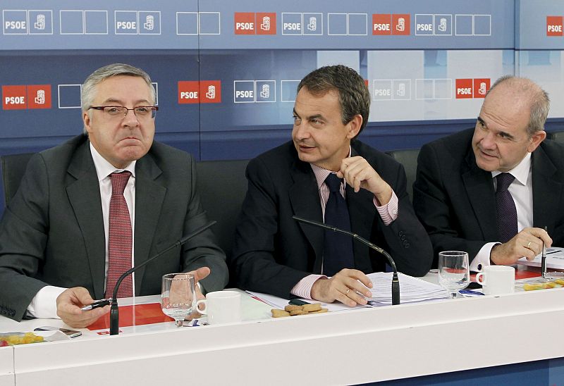 Blanco dice que si Zapatero no se presentara en 2012, Rubalcaba "es una opción"