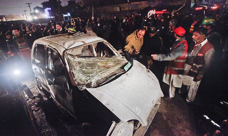 Al menos 12 muertos en dos atentados suicidas en las principales ciudades de Pakistán