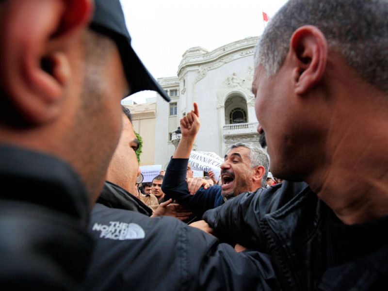 Manifestantes a favor y en contra del Gobierno interino chocan en las calles de Túnez