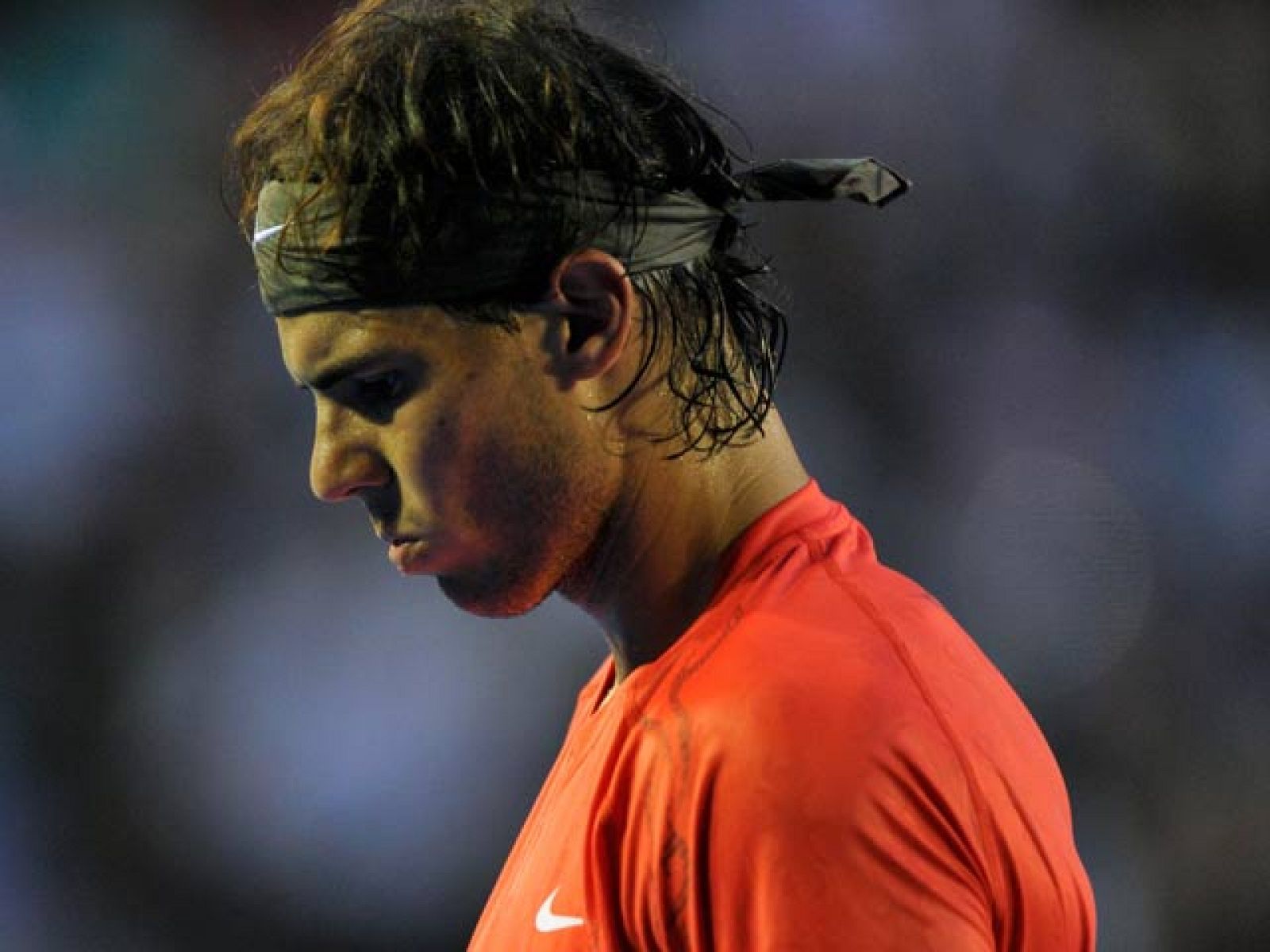 David Ferrer abatió en cuartos de final del Open de Australia a un Nadal que cayó en tres sets (6-4, 6-2 y 6-3) y que no pudo meterse en el partido por una lesión en los isquiotibiales.