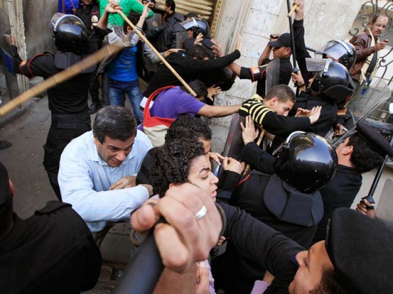 Detenidas 900 personas en Egipto mientras se recrudecen los enfrentamientos
