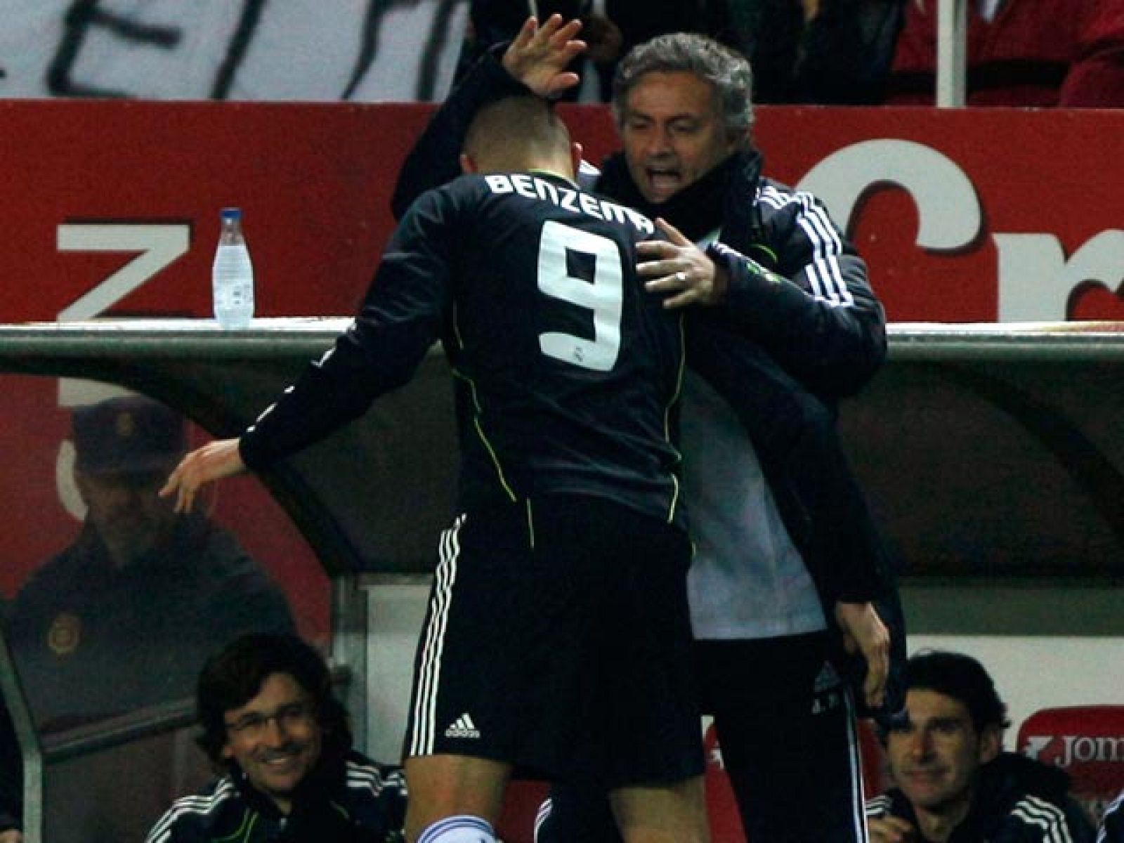 El Real Madrid toma ventaja en la semifinal de Copa ante el Sevilla gracias a un gol de Benzema logrado en la primera parte. Los locales reclamaron un gol no concedido a Luis Fabiano