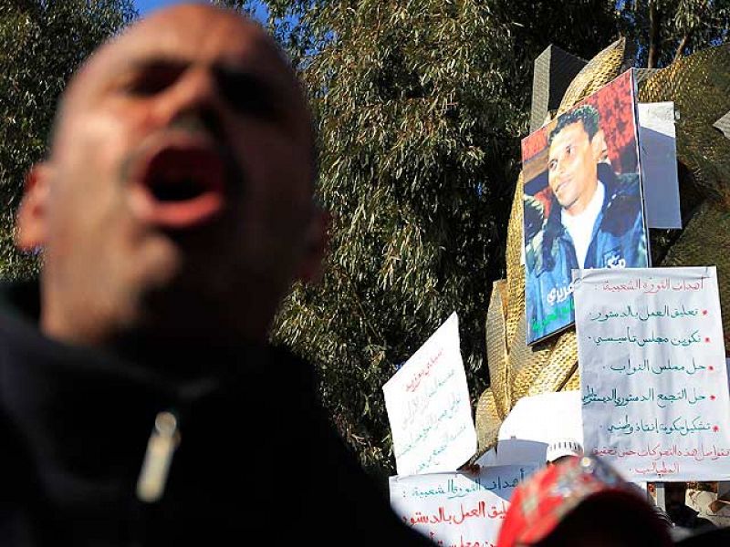 Miles de tunecinos se manifiestan en la ciudad donde arrancó la "Revolución del jazmín"