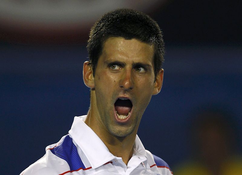 Novak Djokovic se mete en la final tras ganar y sufrir ante Roger Federer