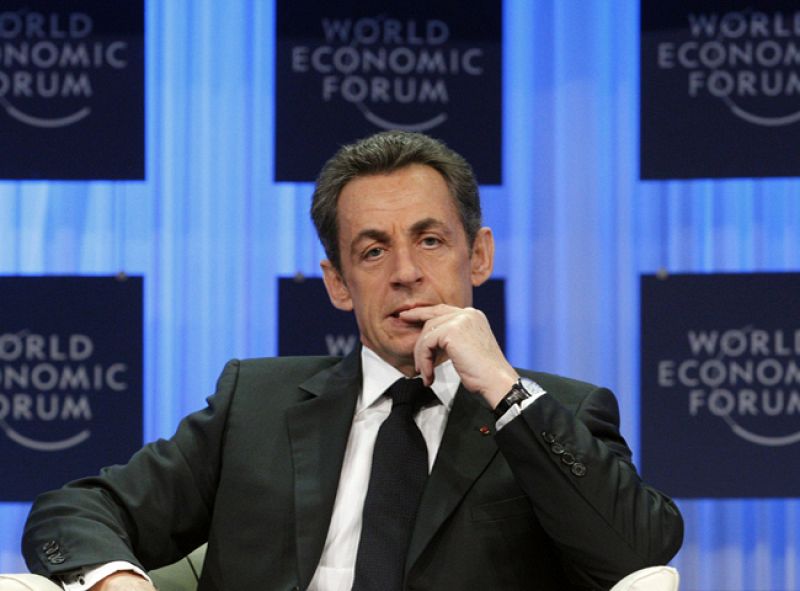 Sarkozy subraya en Davos que Europa nunca dejará el euro porque "el euro es Europa"