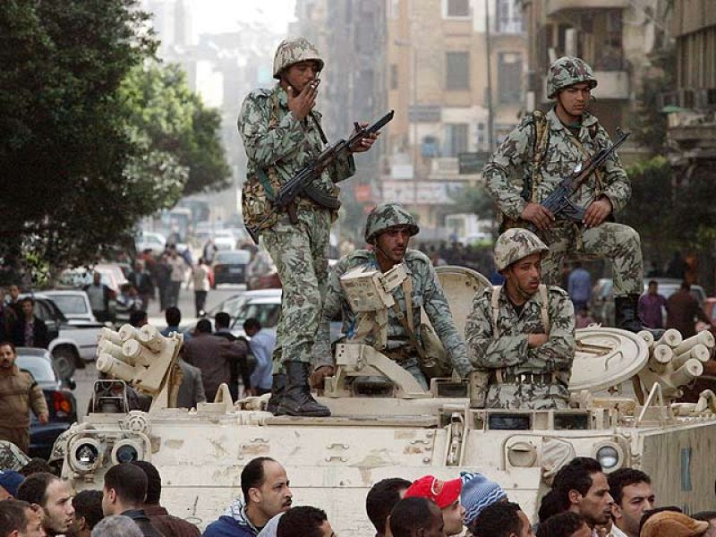 Mubarak disuelve el Gobierno para frenar la revuelta en Egipto