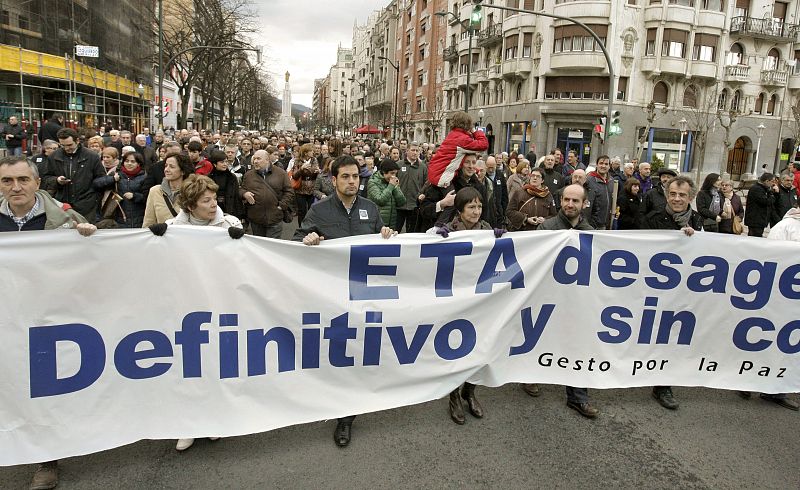 Miles de personas piden el fin de ETA en una marcha de Gesto por la Paz