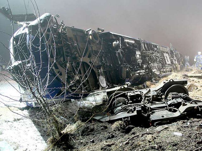 Al menos 10 muertos en un choque de trenes al este de Alemania