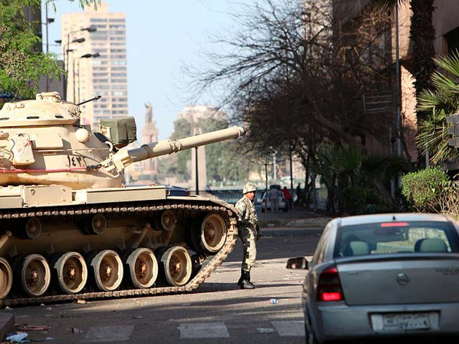 Las calles y plazas de las principales ciudades de Egipto permanecen bajo la vigilancia de soldados