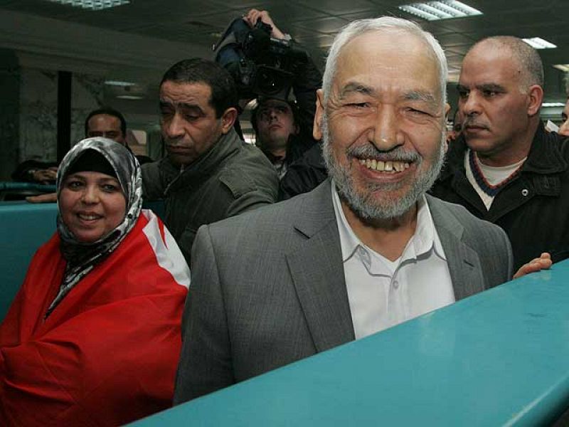 El histórico líder islamista Rachid Ganuchi regresa a Túnez desde el exilio