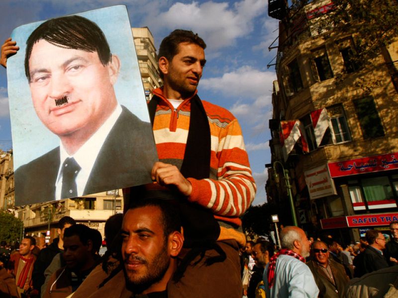 Los egipcios reiteran a Mubarak que se vaya pese a su tímido cambio de Gobierno