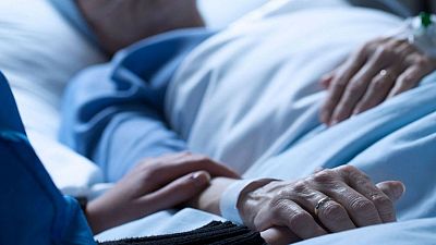 Un familair s'acomiada d'una pacient que demana l'eutanàsia