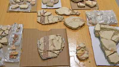Aparecen más de 4.000 fragmentos de pinturas del siglo II d.C. en una excavación de La Vila Joiosa, Alicante