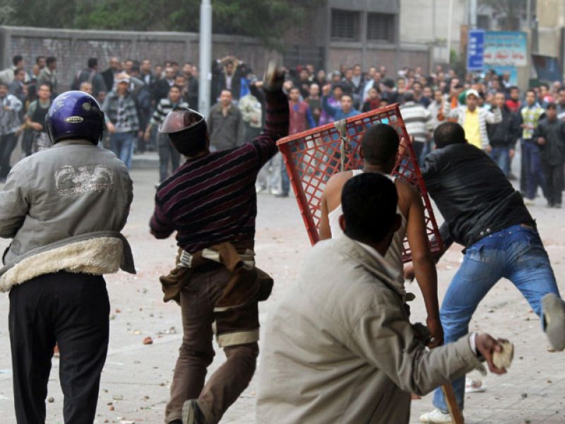 Los pro Mubarak desatan la caza al periodista extranjero para tomar la plaza Tahrir sin testigos